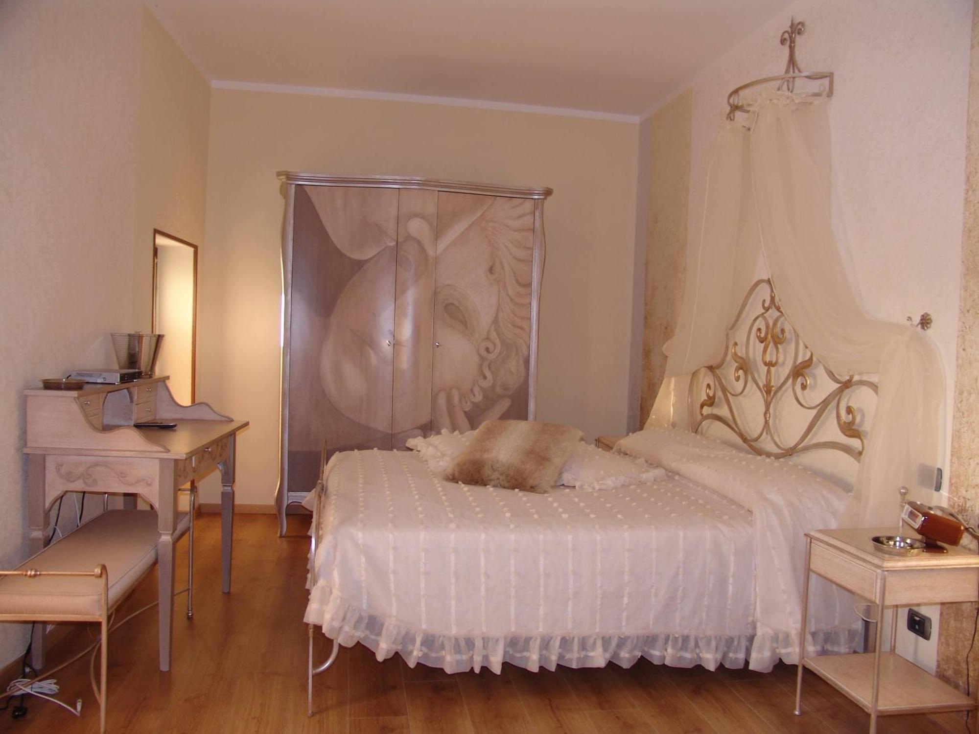 Manuela Le Quattro Coppe Otel Desenzano del Garda Dış mekan fotoğraf